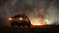 Perselisihan mengenai pertemuan tersebut telah menambah krisis politik internal Libya. Para pengunjuk rasa berdemonstrasi di depan Kementerian Luar Negeri Libya pada Minggu malam (27 Agustus), menyebabkan beberapa kerusakan di luar gedung, di mana pasukan keamanan dalam jumlah besar terlihat pada Senin pagi. Protes terjadi di wilayah lain di Tripoli, serta kota-kota lain. REUTERS/Hani Amara