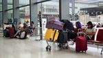 Potret Penumpang Terlantar di Bandara Inggris Akibat Gangguan Teknis