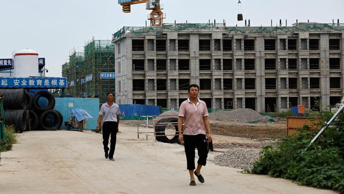 Workers walk out of a construction site of residential buildings by Chinese developer Country Garden, in Tianjin, China August 18, 2023. REUTERS/Tingshu Wang