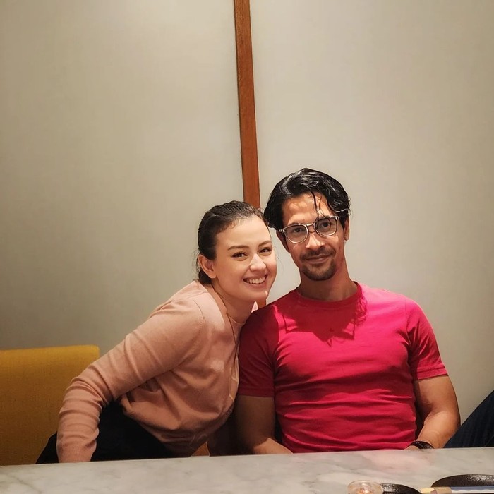 Potret Romantis Kimberly Ryder dan Edward Akbar Potret Romantis Kimberly Ryder dan Edward Akbar