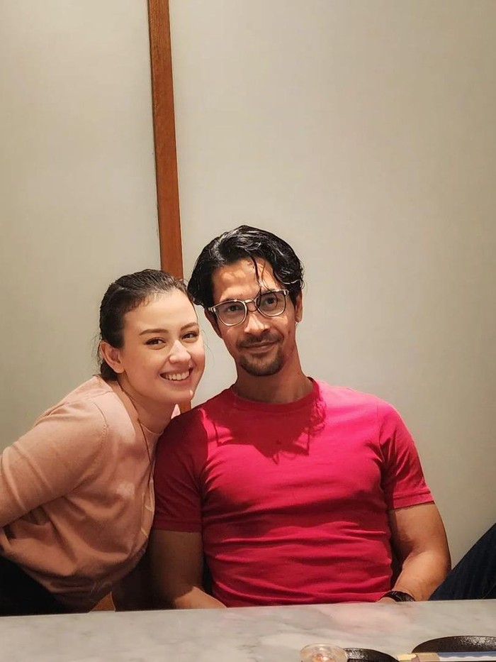 Potret Romantis Kimberly Ryder dan Edward Akbar Potret Romantis Kimberly Ryder dan Edward Akbar