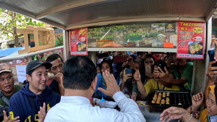 Prabowo Subianto jajan takoyaki di Pasar Grogolan, Pekalongan. (Dok. Istimewa)