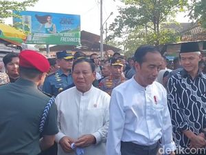 Prabowo dan Ganjar Kompak Temani Jokowi Blusukan ke Pasar Grogolan Pekalongan