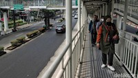 Terdapat lapisan aspal berbentuk persegi yang lebar di tengah jalan. 