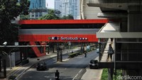 Sebagaimana diketahui, LRT Jabodetabek diresmikan Jokowi pada Senin (28/8/2023) tadi. Adapun sejak tahun lalu, perbaikan permanen (bukan hanya tambal sulam) Jl HR Rasuna Said ini dijanjikan bakal dikerjakan setelah proyek LRT selesai, khususnya setelah pembangunan Stasiun LRT di sepanjang Jl HR Rasuna Said ini selesai.  