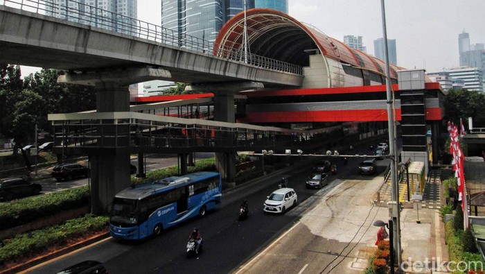 LRT Jabodebek telah resmi beroperasi. Kini Jalan Rasuna Said yang menjadi jalur proyek LRT juga sudah diperbaiki, Selasa (29/8/2023).