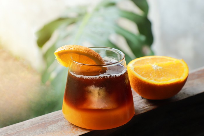 Racikan kopi campur jus buah yang menyegarkan