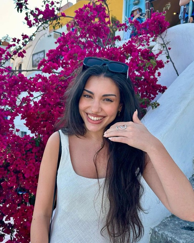 Raquel Llorente adalah selebgram yang pernah belajar di jurusan teknik dan pengembangan produk di Universitas British. Di tengah kuliahnya, Raquel mulai mencoba-coba membuat tutorial makeup dan menemukan passion. Foto: Instagram @reitxmakeup