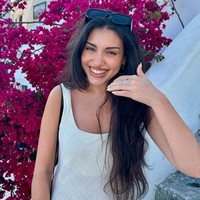 Raquel Llorente adalah selebgram yang pernah belajar di jurusan teknik dan pengembangan produk di Universitas British. Di tengah kuliahnya, Raquel mulai mencoba-coba membuat tutorial makeup dan menemukan passion. Foto: Instagram @reitxmakeup