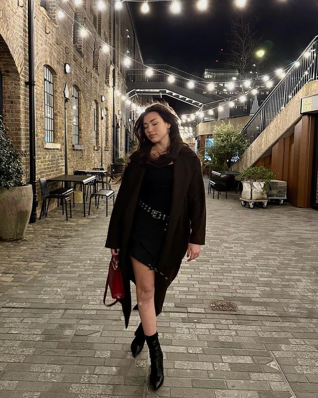 Pernyataannya cukup kontroversial karena alasan dibalik berhenti kuliah bukan terkait kesulitan atau keterbatasan. Foto: Instagram @reitxmakeup