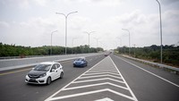 Sejumlah kendaraan melintas di Jalan Tol Trans Sumatera (JTTS) ruas simpang Indralaya-Muara Enim seksi simpang Indralaya-Prabumulih KM56 di Paya Besar, Payaraman, Kabupaten Ogan Ilir (OI), Sumatera Selatan, Selasa (29/8/2023).