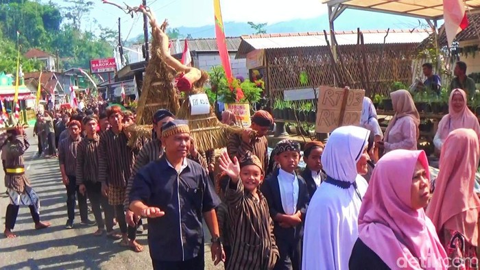 Ribuan warga Desa Kalilunjar, Kecamatan Banjarmangu, Banjarnegara mengikuti tradisi kirab oyot genggong, Selasa (29/8/2023).