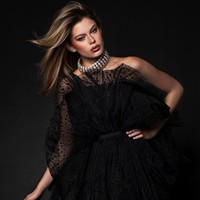 Di ajang Miss Universe 2023 mendatang, Fabienne akan bersandingan dengan Rikkie Valerie Kolle yang menyandang gelar Miss Universe Netherlands 2023. Rikkie ternyata juga berdarah Indonesia. (Foto: Instagram/@rikkievaleriekolle)