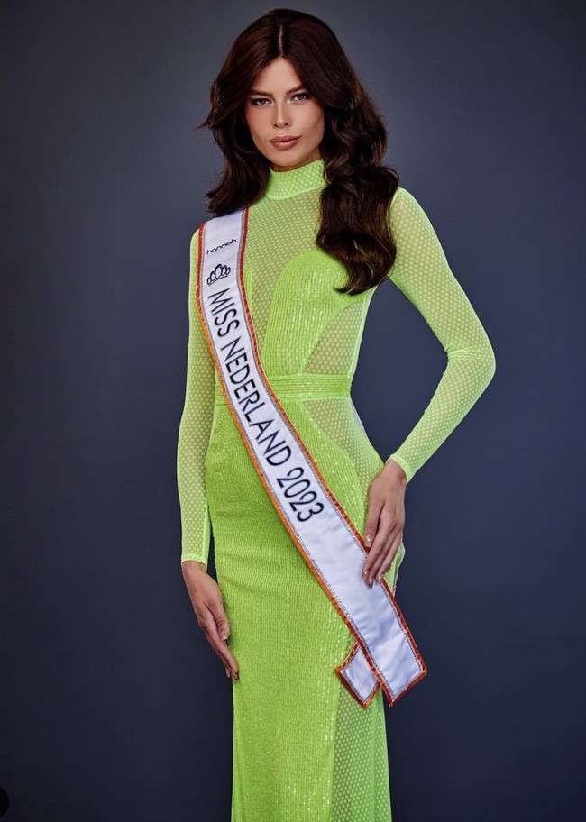 Ia mencetak sejarah sebagai transpuan pertama yang akan mewakili Belanda di Miss Universe 2023. Sebagai anak lelaki aku sudah menaklukan semua hal yang datang kepadaku dan lihat aku sekarang. Berdiri di sini, sebagai wanita transgender yang kuat dan berdaya. Cinta adalah cinta. Jadilah yang kamu inginkan dan jangan lupa selalu rayakan kebanggaanmu, katanya. (Foto: Instagram/@rikkievaleriekolle)