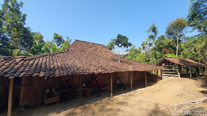 Rumah limasan yang dihuni satu dari dua KK penghuni Bukit Suru, Kalurahan Kampung, Kapanewon Ngawen, Gunungkidul, Senin (28/8/2023).