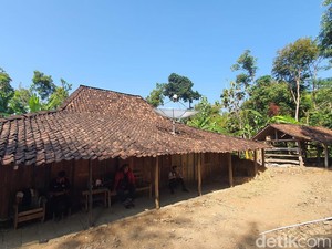 Kisah Perjuangan 2 Keluarga Penghuni Terakhir Bertahan di Bukit Suru