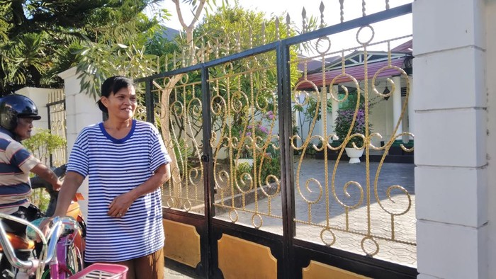 Rumah Politis PKB Reyna Usman di Gorontalo yang digeledah KPK. Seorang pembantunya hendak keluar rumah.