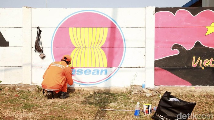 Sambut KTT ASEAN 2023, Jalan Taman Mini Dihiasi Mural Mural bendera ASEAN 2023 hiasi jalanan di kawasan TMII, Pinang Ranti, Jakarta, Selasa (29/8/2023). Mural ini dibuat untuk menyambut KTT ke-43 ASEAN.