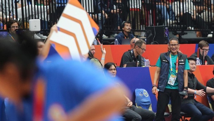 Menparekraf Sandiaga Uno nonton pertandingan FIBA World Cup 2023 antara Brasil vs Spanyol di Indonesia Arena, Jakarta, Senin (28/8/2023).