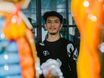 Iwan Suastika di Antara Figur Astronot dan Hewan Buas