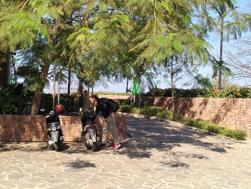 Seorang wisatawan mancanegara tinggalkan Puncak Waringin setelah protes tarif masuk Rp 50 ribu, Selasa (29/8/2023). (Ambrosius Ardin)