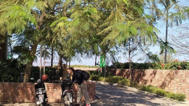 Seorang wisatawan mancanegara tinggalkan Puncak Waringin setelah protes tarif masuk Rp 50 ribu, Selasa (29/8/2023). (Ambrosius Ardin)