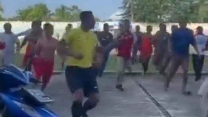 Sertu Hisyam (baju kuning) dipukul pemain saat menjadi wasit dalam laga sepakbola di Malinau, Kaltara.