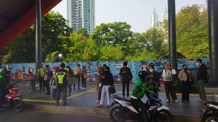 Suasa warga yang menunggu di trotoar bawah Stasiun LRT Dukuh Atas (Kurniawan/detikcom)