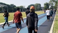 Lapangan Gasibu populer sebagai salah satu tempat rekreasi dan olahraga masyarakat bandung untuk menikmati udara segar dan Gedung Sate yang megah. Foto: Anggi Rustiana/detikHealth.
