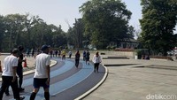 Lapangan Gasibu memiliki trek lari sepanjang 400 meter. Permukaannya bukan dari tanah kok, jadi tidak mengotori sepatu terutama saat musim hujan. Foto: Anggi Rustiana/detikHealth.