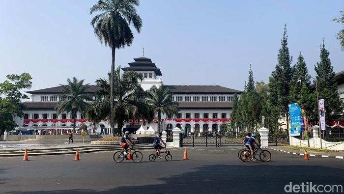 Inilah potret suasana pagi di Lapangan Gasibu yang tetap ramai meskipun di hari kerja. Lapangan Gasibu yang terletak di depan Gedung Sate tetap terlihat ramai. Mereka datang untuk berolahraga dan menikmati sejuknya udara bandung di pagi hari. Mulai dari anak-anak, remaja, dewasa hingga lansia ikut memadati Lapangan Gasibu, di Jl. Diponegoro, Kota Bandung hari Selasa (29/8/2023).