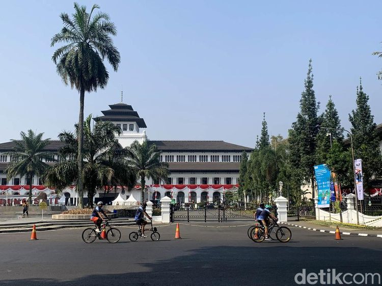 Potret Olahraga Pagi di Depan Gedung Sate