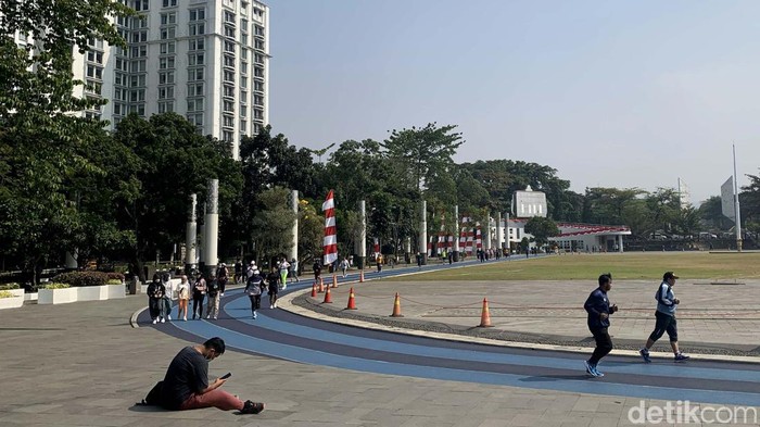 Inilah potret suasana pagi di Lapangan Gasibu yang tetap ramai meskipun di hari kerja. Lapangan Gasibu yang terletak di depan Gedung Sate tetap terlihat ramai. Mereka datang untuk berolahraga dan menikmati sejuknya udara bandung di pagi hari. Mulai dari anak-anak, remaja, dewasa hingga lansia ikut memadati Lapangan Gasibu, di Jl. Diponegoro, Kota Bandung hari Selasa (29/8/2023).