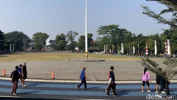 Inilah potret suasana pagi di Lapangan Gasibu yang tetap ramai meskipun di hari kerja. Lapangan Gasibu yang terletak di depan Gedung Sate tetap terlihat ramai. Mereka datang untuk berolahraga dan menikmati sejuknya udara bandung di pagi hari. Mulai dari anak-anak, remaja, dewasa hingga lansia ikut memadati Lapangan Gasibu, di Jl. Diponegoro, Kota Bandung hari Selasa (29/8/2023).