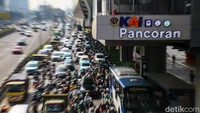 Pada kesempatan sebelumnya, Jokowi mengajak masyarakat beralih ke LRT untuk mengurangi macet dan polusi di ibu kota.  