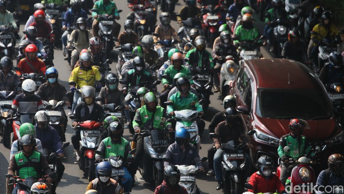 alin Jalan Gatsu arah Mampang, Jakarta Selatan, terpantau macet pada hari Selasa (29/8/2023) pukul 09.00 WIB. Titik macet berada persis di bawah Stasiun LRT Pancoran.