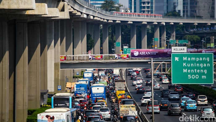 alin Jalan Gatsu arah Mampang, Jakarta Selatan, terpantau macet pada hari Selasa (29/8/2023) pukul 09.00 WIB. Titik macet berada persis di bawah Stasiun LRT Pancoran.
