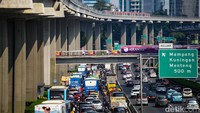 Karena itulah, kata Jokowi, transportasi massal seperti LRT dibangun di Jakarta.  