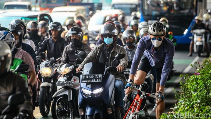 alin Jalan Gatsu arah Mampang, Jakarta Selatan, terpantau macet pada hari Selasa (29/8/2023) pukul 09.00 WIB. Titik macet berada persis di bawah Stasiun LRT Pancoran.