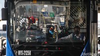 Solusi beralih ke transportasi massal sudah bertahun-tahun diupayakan untuk mengatasi kemacetan.  