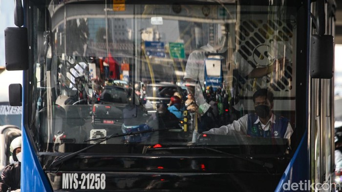 Sudah ada LRT, Lalin Jalan Gatsu Tetap Macet Pagi Ini alin Jalan Gatsu arah Mampang, Jakarta Selatan, terpantau macet pada hari Selasa (29/8/2023) pukul 09.00 WIB. Titik macet berada persis di bawah Stasiun LRT Pancoran.