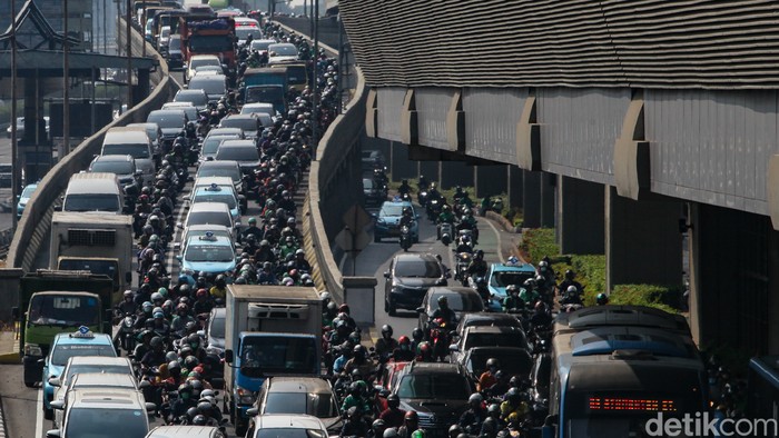 alin Jalan Gatsu arah Mampang, Jakarta Selatan, terpantau macet pada hari Selasa (29/8/2023) pukul 09.00 WIB. Titik macet berada persis di bawah Stasiun LRT Pancoran.