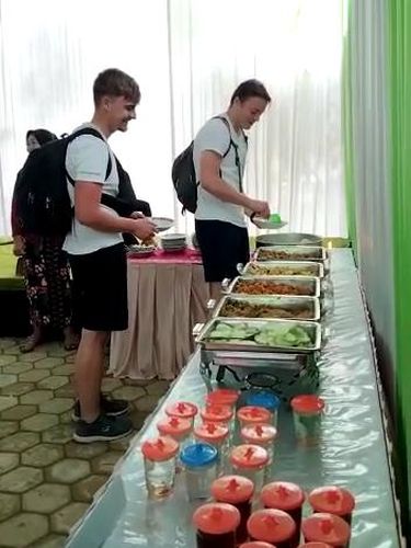 Tangkapan layar video dua bule mengambil makanan di pesta pernikahan warga di Kulon Progo, DIY. Diunggah Selasa (29/8/2023). Tangkapan layar video dua bule mengambil makanan di pesta pernikahan warga di Kulon Progo, DIY. Diunggah Selasa (29/8/2023).