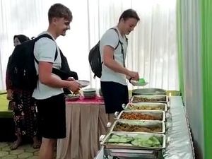 Nyari Tempat Makan, Dua Bule Malah Nyasar ke Kondangan Warlok