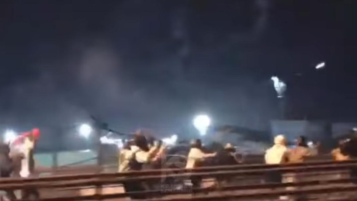 Tawuran di jembatan layang di pintu dua pelabuhan Yos Sudarso Semarang Utara, Minggu (27/8/2023) dini hari.