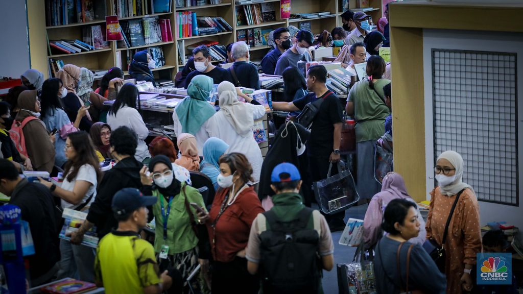 Toko Buku Gunung Agung Diserbu Pengunjung. (CNBC Indonesia/Faisal Rahman)