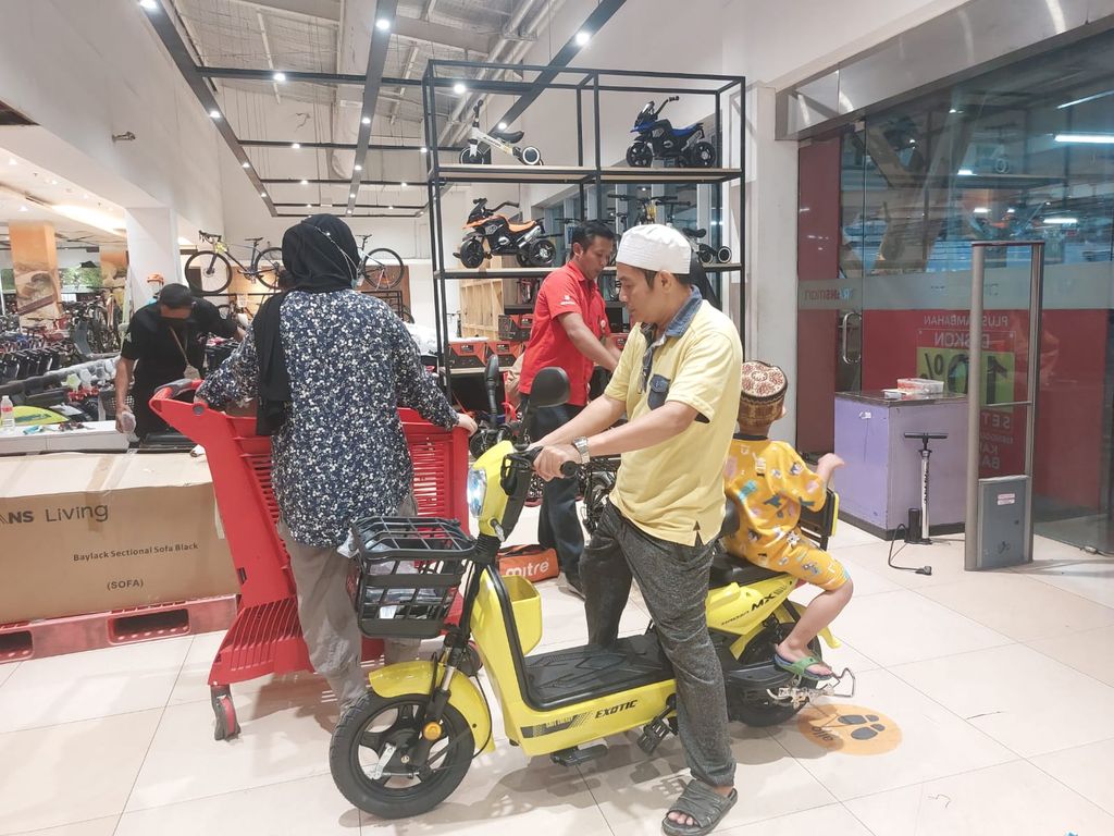 Transmart Full Day (CNBC Indonesia/Martyarizki)