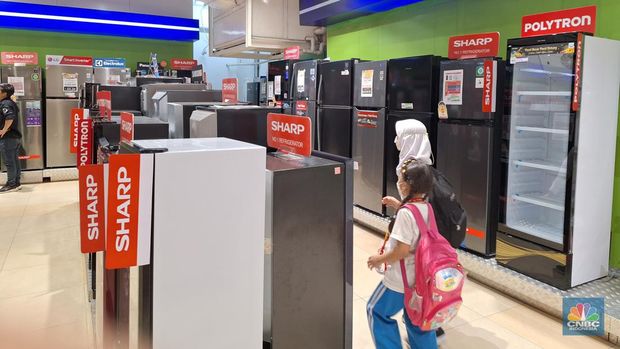 Pusat perbelanjaan terbesar Transmart kembali menghadirkan promo Merdeka Belanja Transmart Full Day Sale hari ini, Selasa, 29/8. (CNBC Indonesia/Khairul Anam)