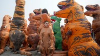 Orang-orang bersiap untuk balapan selama T-Rex World Championship Races di Emerald Downs, Minggu, 20 Agustus 2023, di Auburn, Washington.