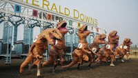 Sebuah lintasan balap kuda di pinggiran kota Seattle berubah menjadi lintasan pra sejarah pada akhir pekan ketika lebih dari 200 orang berlari menyusuri lintasan mengenakan kostum Tyrannosaurus rex (T-rex).  
